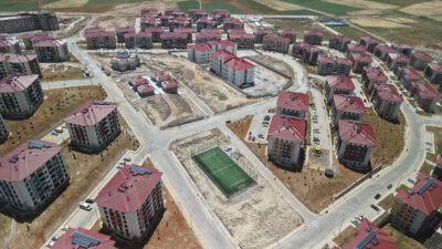 Büyükşehir Belediyesinin Afşin’de hizmete sunduğu 3 yeni sentetik halı saha,