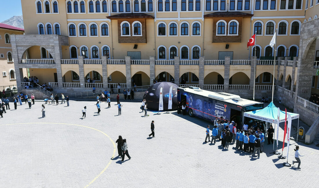 Büyükşehir Belediyesinin gençlik markası Pusula Maraş’ın Bilim Otobüsü, Elbistan Proje