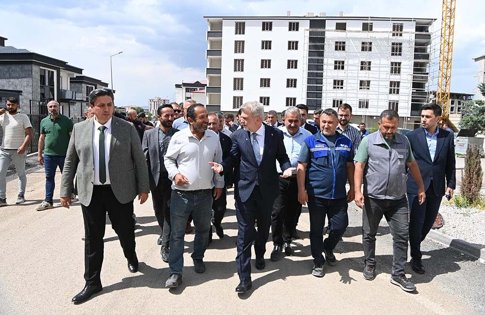 Büyükşehir Belediyesi tarafından Elbistan’da başlatılan yol çalışmalarını yerinde inceleyen Başkan