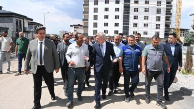 Büyükşehir Belediyesi tarafından Elbistan’da başlatılan yol çalışmalarını yerinde inceleyen Başkan