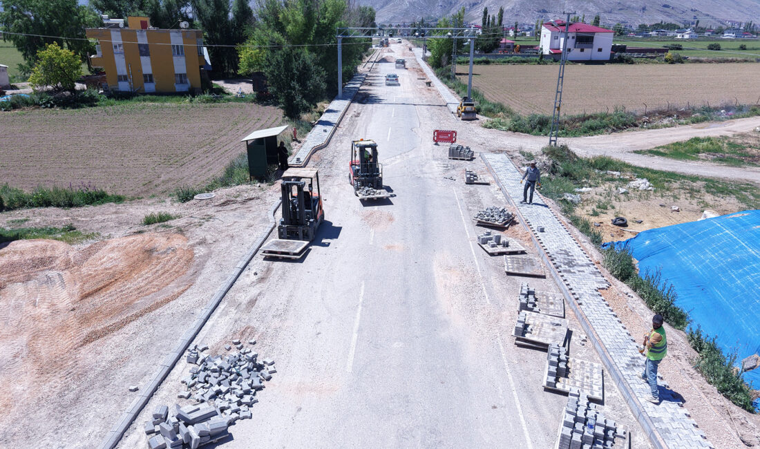 Büyükşehir Belediyesi, Elbistan Tepebaşı Caddesi’nde çift yönlü yürüyüş yolu imalatına