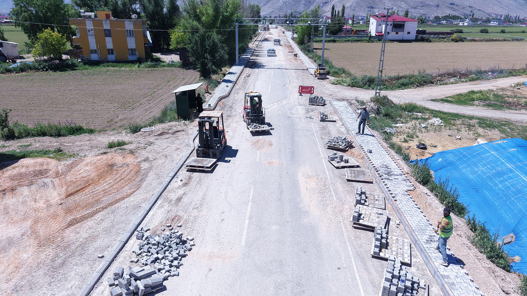 Büyükşehir Belediyesi, Elbistan Tepebaşı Caddesi’nde çift yönlü yürüyüş yolu imalatına