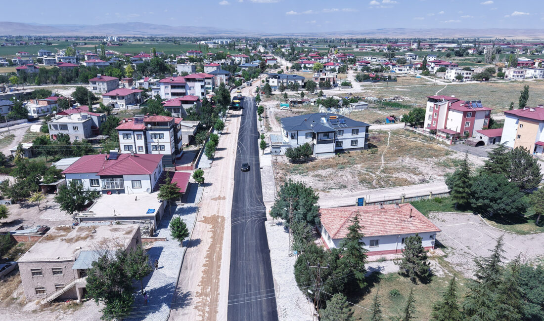 Büyükşehir Belediyesi, Elbistan’ın en önemli ulaşım akslarından Tepebaşı Caddesi’nde sıcak