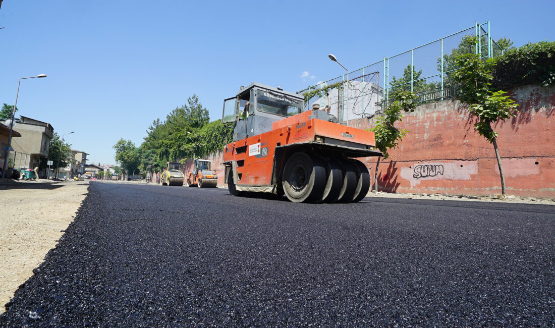 Büyükşehir Belediyesi, Dulkadiroğlu Gazipaşa Mahallesi’nde bulunan Gazneliler Caddesi’nde altyapı imalatlarının