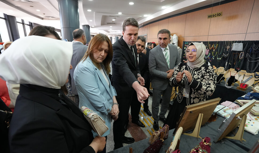 Büyükşehir Belediyesinin Meslek Edindirme Kursları’nda (KAMEK) 30 farklı atölyede yaklaşık