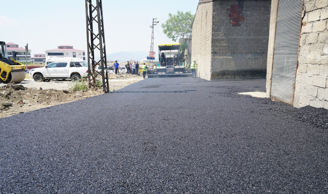 Büyükşehir Belediyesi, Dulkadiroğlu Menderes Mahallesi’ndeki sokaklarda sıcak asfalt serimine başladı. Ekipler,