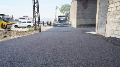 Büyükşehir Belediyesi, Dulkadiroğlu Menderes Mahallesi’ndeki sokaklarda sıcak asfalt serimine başladı. Ekipler,