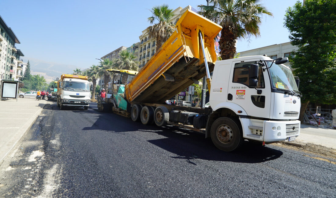 Büyükşehir Belediyesi, Trabzon Bulvarı’nda son kat asfalt çalışmalarına başladı. Daha