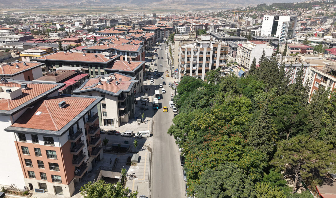 Büyükşehir Belediyesi, Dulkadiroğlu Zübeyde Hanım Caddesi’nde ikinci etap asfalt çalışmasına