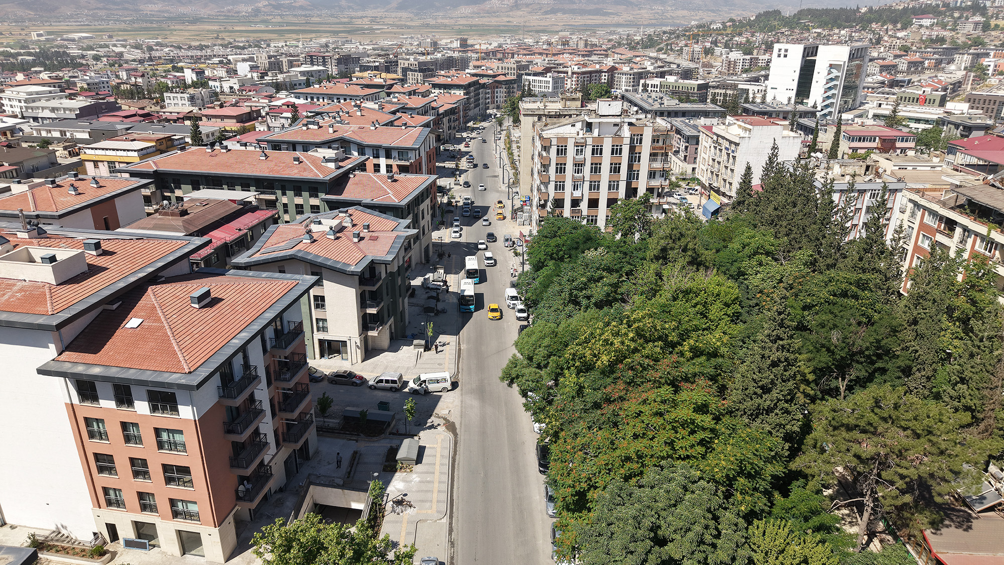 Büyükşehir Belediyesi, Dulkadiroğlu Zübeyde Hanım Caddesi’nde ikinci etap asfalt çalışmasına