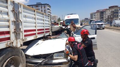 Kahramanmaraş’ın Dulkadiroğlu ilçesinde feci bir trafik kazası gerçekleşti. Önünde seyreden
