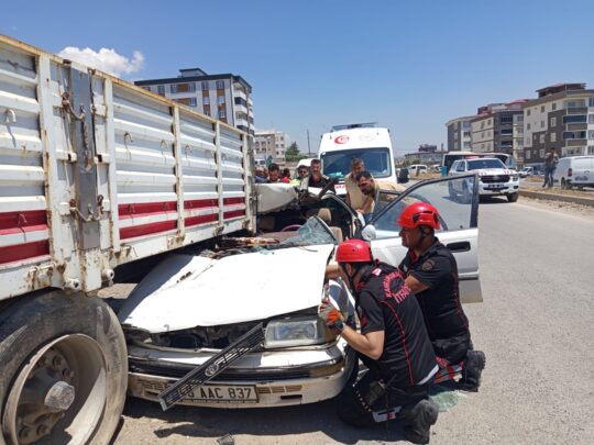 Kahramanmaraş’ın Dulkadiroğlu ilçesinde feci bir trafik kazası gerçekleşti. Önünde seyreden