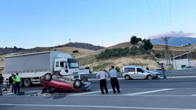 Kahramanmaraş’ı Kayseri’ye bağlayan ana karayolunda, sürücüsünün direksiyon hakimiyetini yitirmesiyle bir
