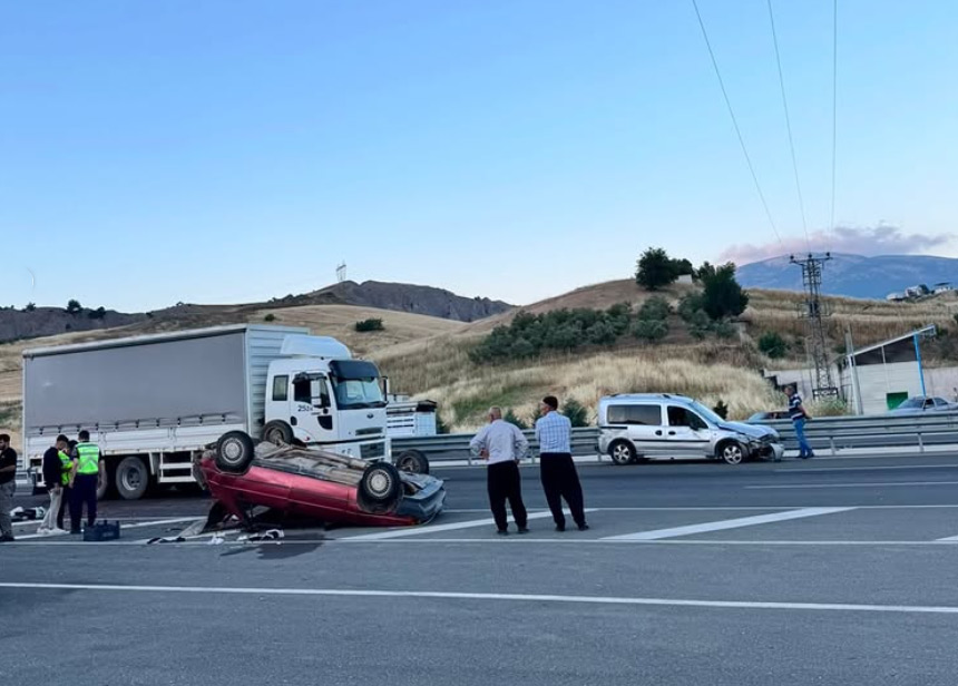 Kahramanmaraş’ı Kayseri’ye bağlayan ana karayolunda, sürücüsünün direksiyon hakimiyetini yitirmesiyle bir