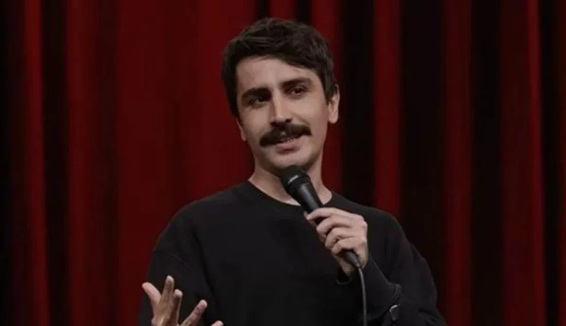 Stand-up gösterileri, podcast yayınları ve dijital platformlardaki içerikleriyle geniş bir