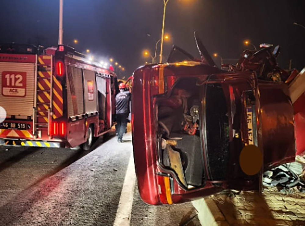 Kahramanmaraş'ta Gece Kontrolünü Kaybeden Araç Bariyerlere Çarptı: 2 Yaralı 1 mnmmhyu