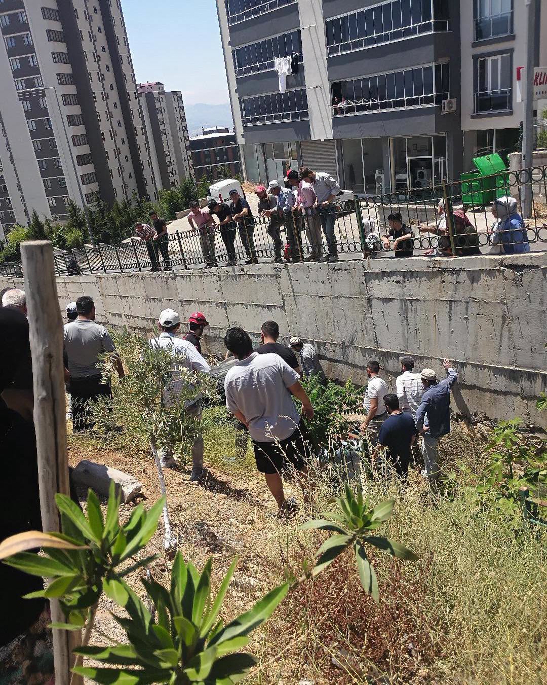 Kahramanmaraş'ta Korkutan Kaza: Otomobil Kanala Uçtu, 4 Yaralı 1 742737594 1333011391765454 4081850514800587752 n
