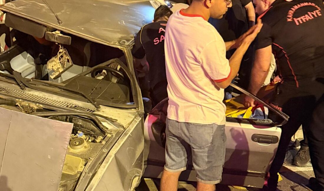 Kahramanmaraş’ın Onikişubat ilçesinde akşam saatlerinde direksiyon hakimiyeti kaybolan bir otomobil,