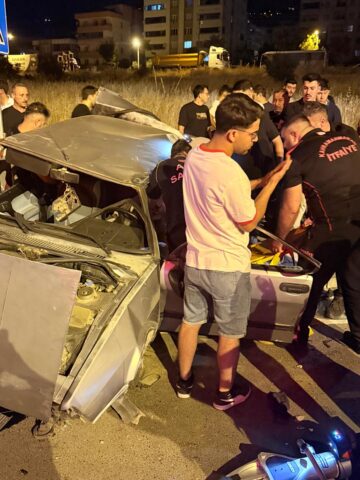 Kahramanmaraş’ın Onikişubat ilçesinde akşam saatlerinde direksiyon hakimiyeti kaybolan bir otomobil,