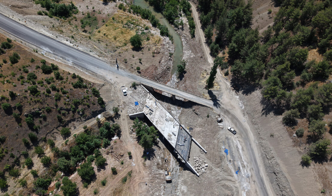 Büyükşehir Belediyesi tarafından Dulkadiroğlu Bertiz bölgesinde inşa edilen yeni köprüde