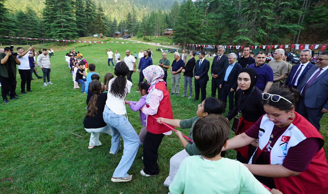 Büyükşehir Belediyesi öncülüğünde düzenlenen karne etkinliğinde şehit ve gazi çocukları