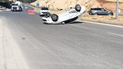 Kahramanmaraş'ta Kuzey Çevre Yolu'nda meydana gelen trafik kazasında kontrolden çıkan