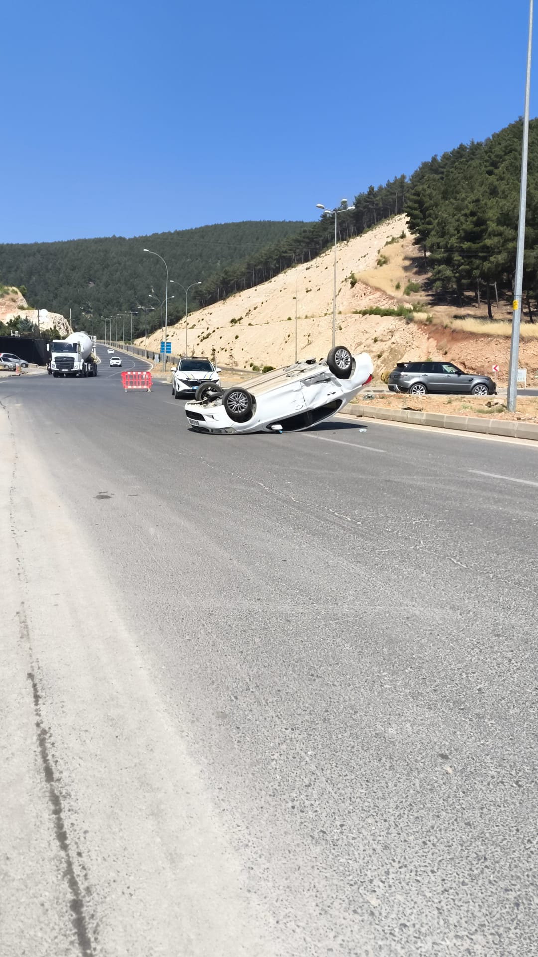 Kahramanmaraş'ta Kuzey Çevre Yolu'nda meydana gelen trafik kazasında kontrolden çıkan
