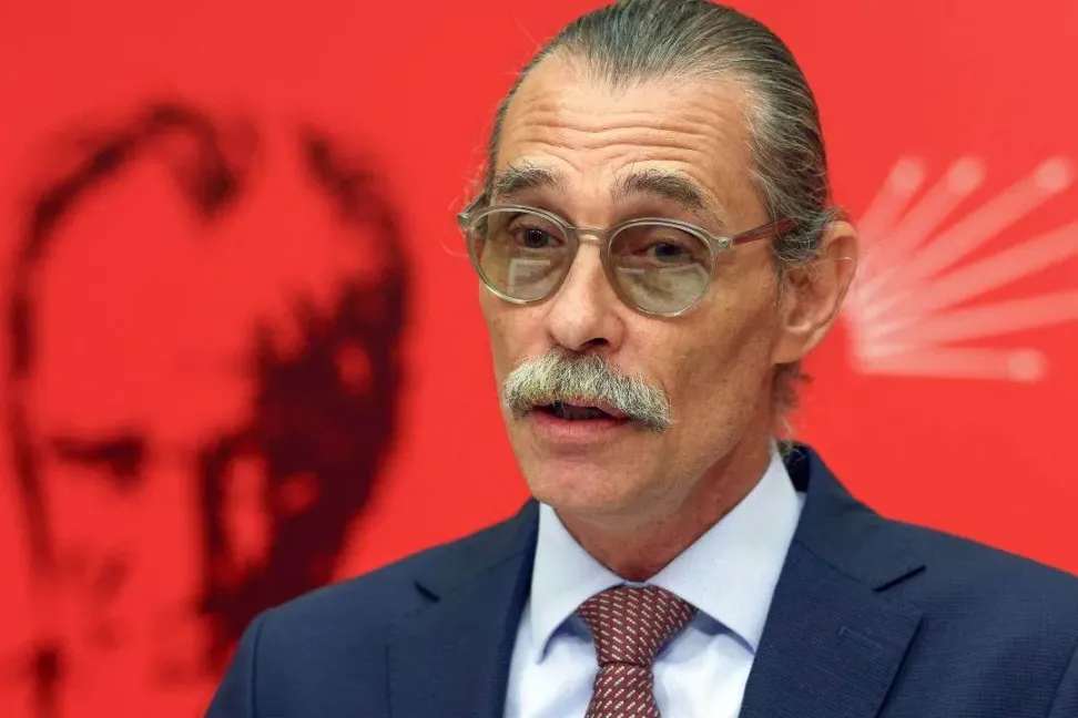 Türk televizyon dünyasının sevilen oyuncularından Erdal Beşikçioğlu, oyunculuk kariyerinin yanı