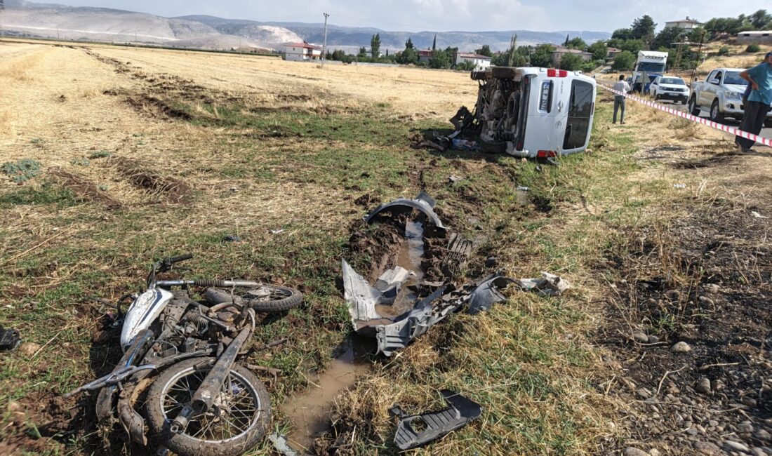 Kahramanmaraş’ın Pazarcık ilçesinde motosiklet ile hafif ticari aracın karıştığı şiddetli
