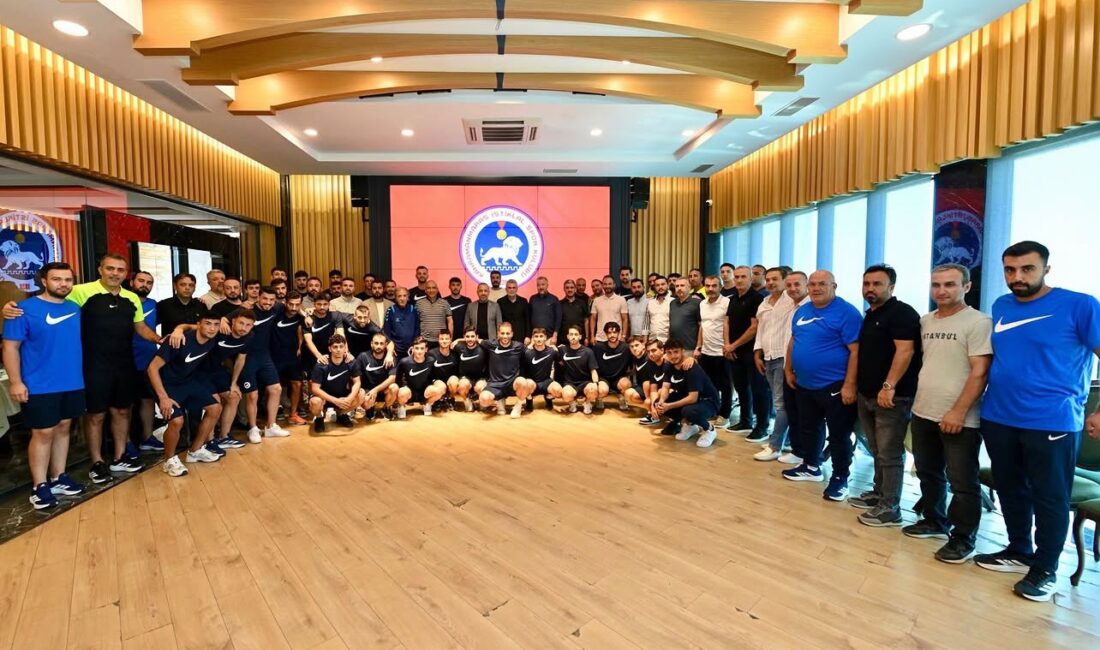 Kahramanmaraş İstiklalspor Yönetimi, teknik heyeti, futbolcuları ve altyapı antrenörleri Büyükşehir