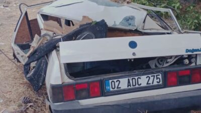 Kahramanmaraş’ın Onikişubat ilçesinde dün akşam yaşanan feci kazada, otomobilin yol