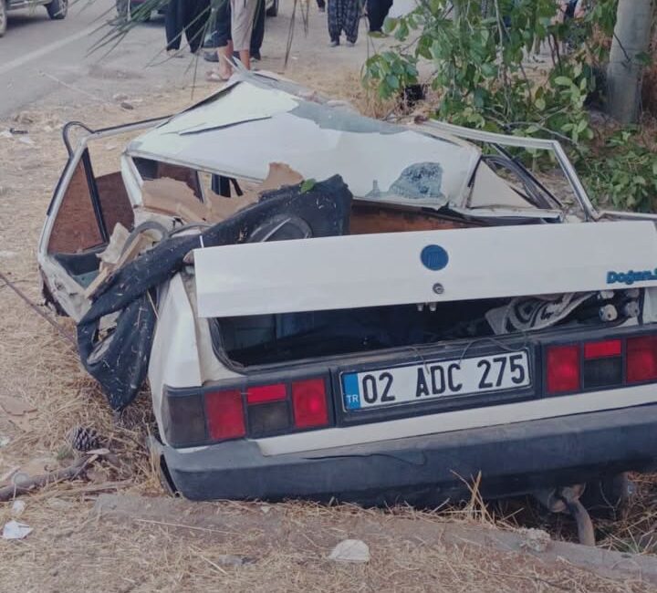 Kahramanmaraş’ın Onikişubat ilçesinde dün akşam yaşanan feci kazada, otomobilin yol