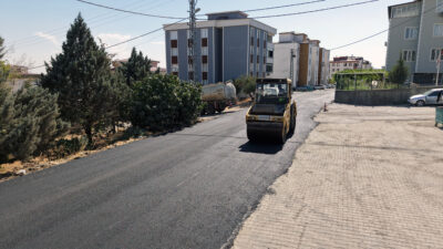 Büyükşehir Belediyesi, Dulkadiroğlu Ballıca Mahallesi’nde sıcak asfalt mesaisini sürdürüyor.