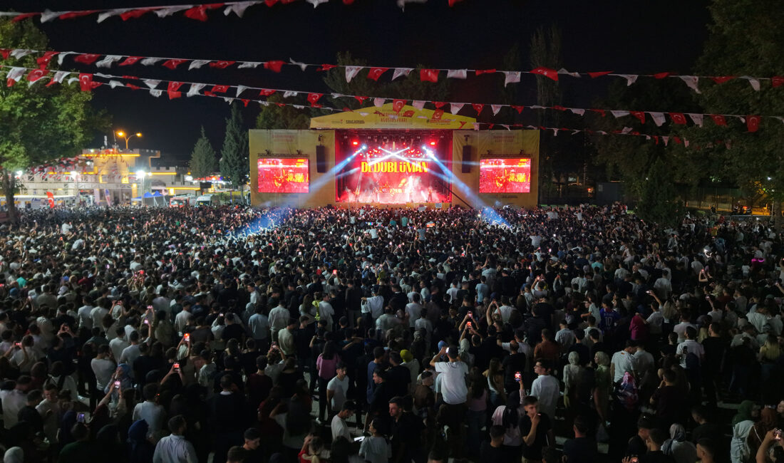 Büyükşehir Belediyesinin Uluslararası Geleneksel Ağustos Fuarı’nın dördüncü gününde sahne alan