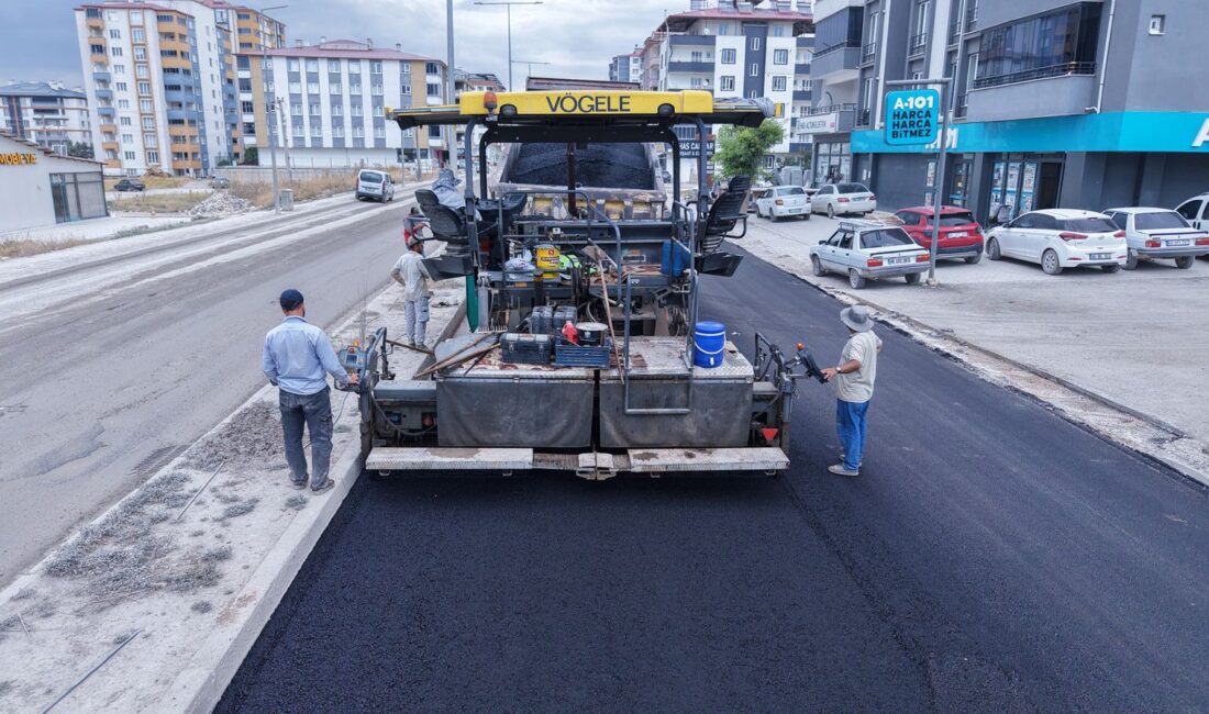 Büyükşehir Belediyesi, Elbistan’da daasfalt seferberliğini sürdürüyor.