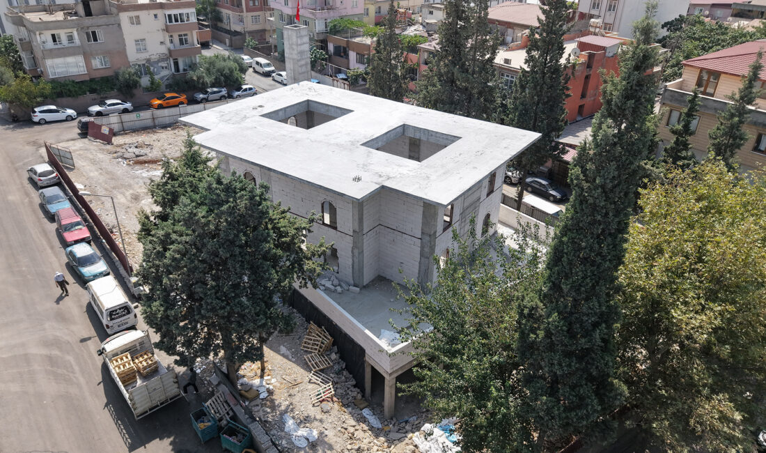 6 Şubat depremlerinde ağır hasar alarak yıkılan Fatma Gölcü Camii,