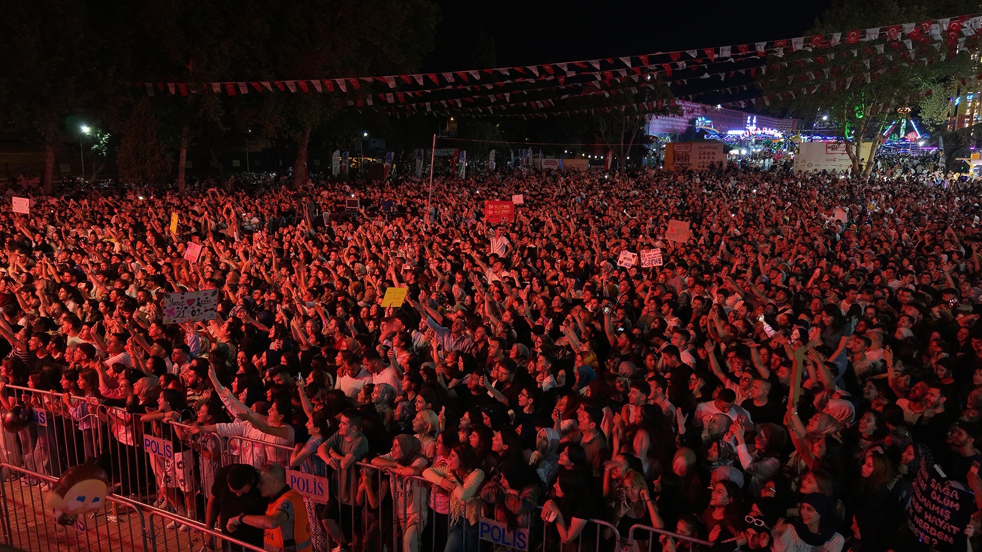 Gripin, Ağustos Fuarı’nda Müzikseverlere Unutulmaz Bir Gece Yaşattı! 2 Gripin Konseri5