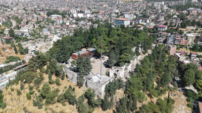 Tarihi Kahramanmaraş Kalesi’nde yürütülen restorasyon çalışmalarını yerinde inceleyen Başkan Görgel,