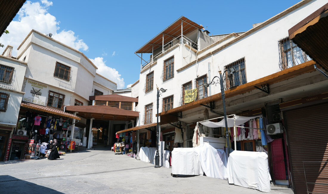 Büyükşehir Belediyesi, şehrin tarihi ve ticari hafızasında önemli bir yere