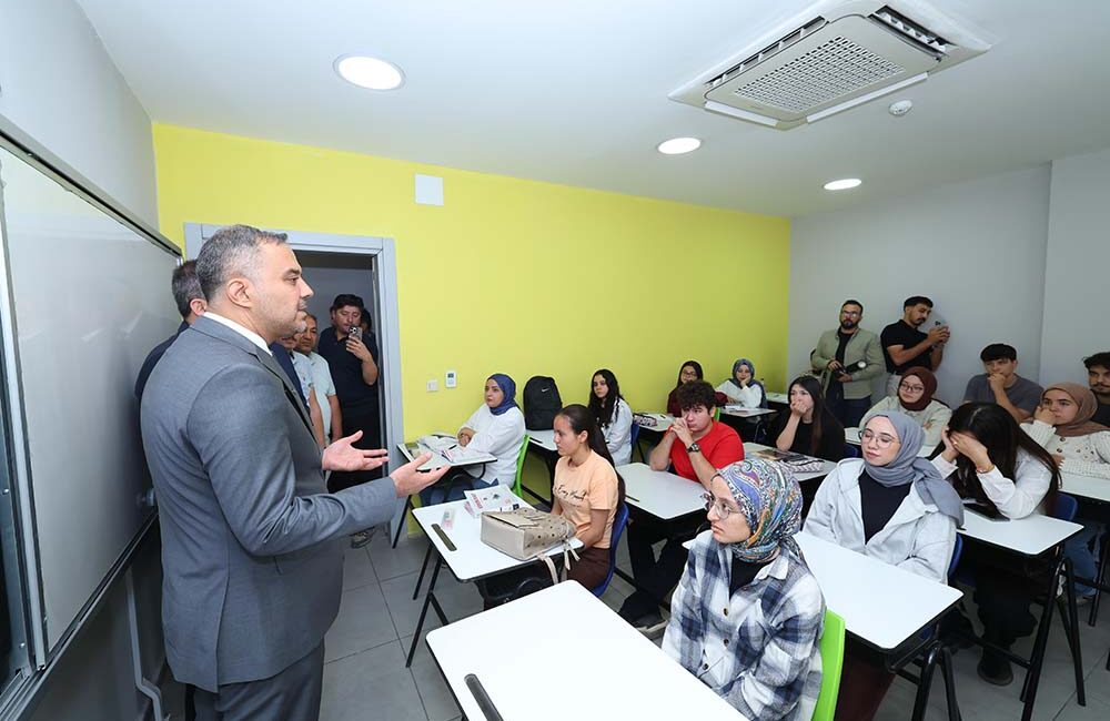 Gençlerin eğitim yolculuğunda her zaman yanlarında olan Onikişubat Belediyesi, üniversite