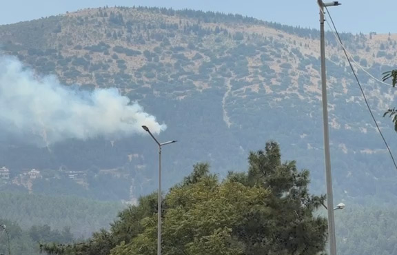 Kahramanmaraş’ta etkili olan yağışlı havanın ardından düşen yıldırım, Onikişubat ilçesinde