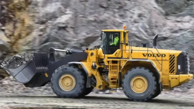 Kahramanmaraş'ın Göksun ilçesinde yol çalışması sırasında meydana gelen kazada, kepçenin