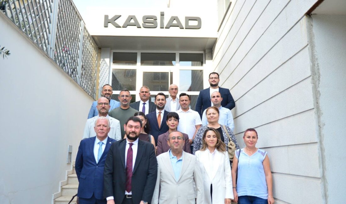 Yeni Parti Kahramanmaraş İl Başkanı Ünal Ateş ve beraberindeki parti