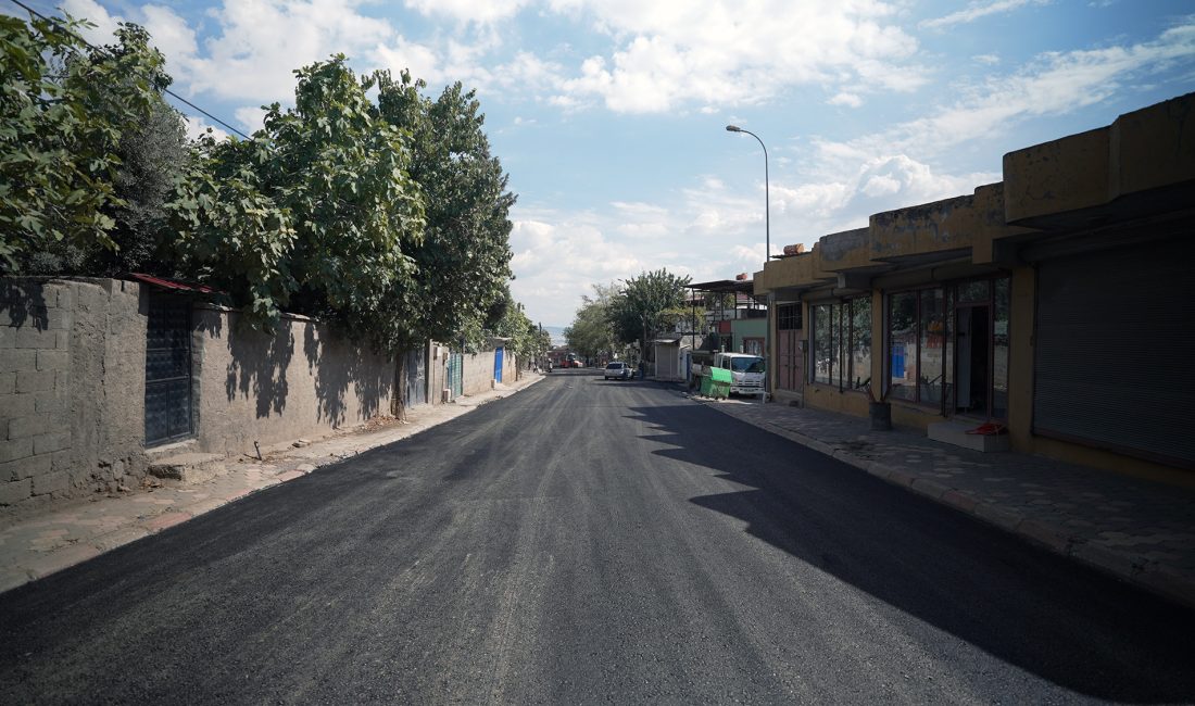Büyükşehir Belediyesi, şehir genelinde sürdürdüğü sıcak asfalt mesaisini kararlılıkla devam