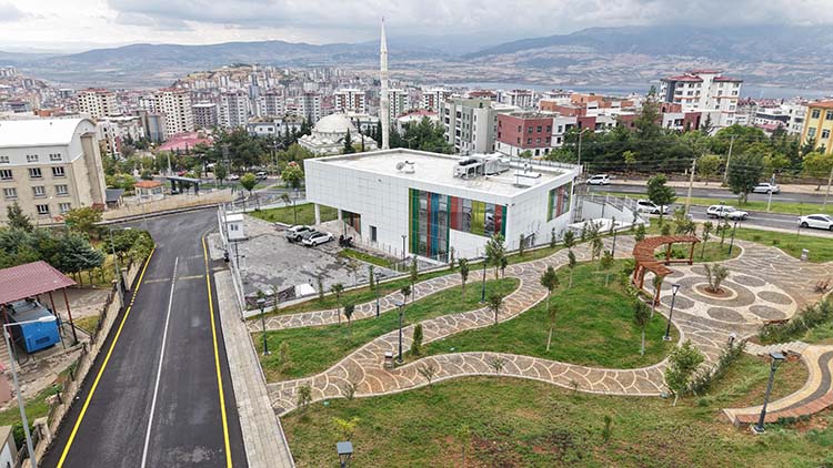 Büyükşehir Belediyesi tarafından Binevler Mahallesi’nde hayata geçirilen Cahit Zarifoğlu Çocuk
