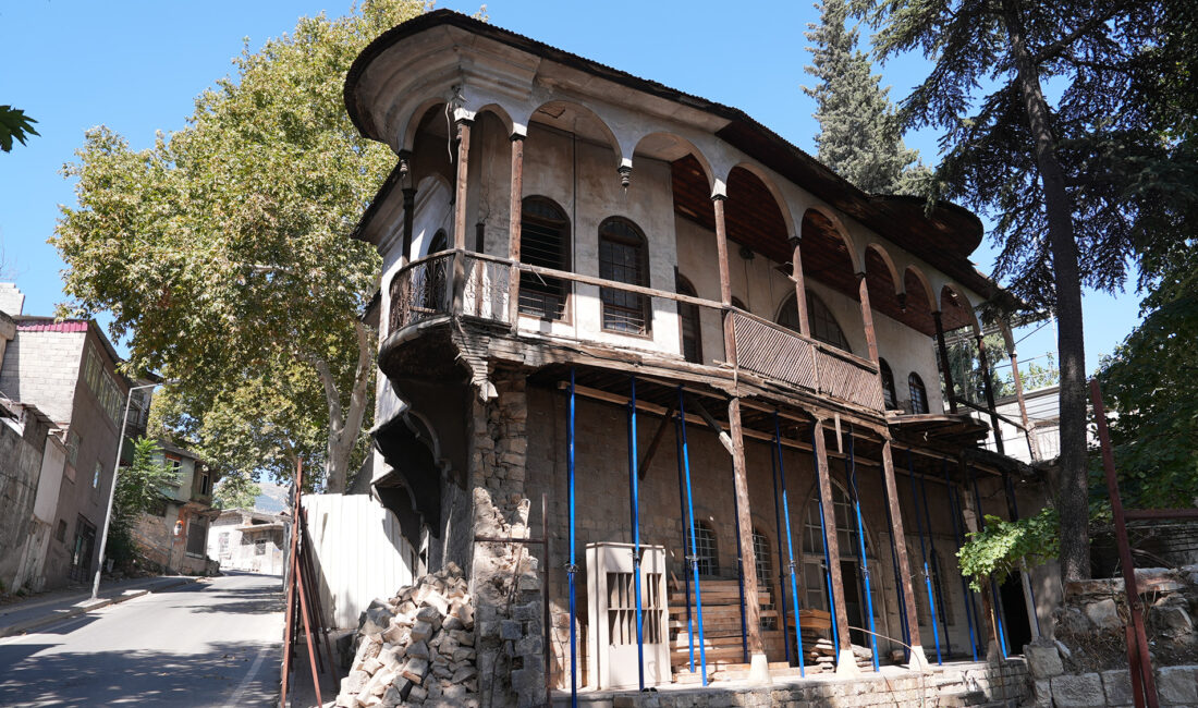 Büyükşehir Belediyesi, Dulkadiroğlu Kayabaşı Mahallesi’nde bulunan tarihi Çiftaslan Konağı’nın restorasyonuna