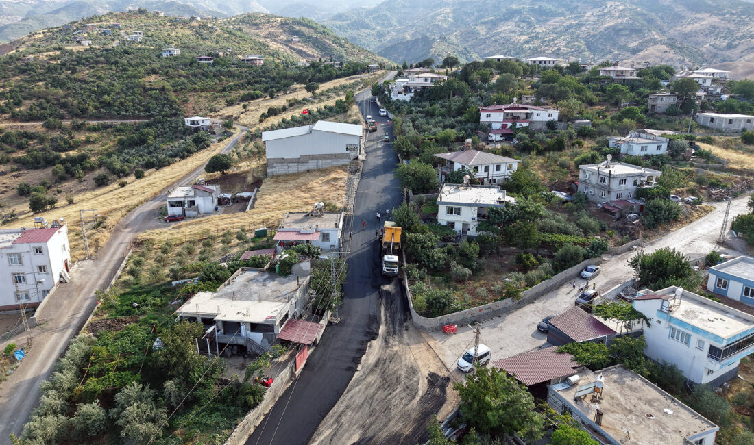 Büyükşehir Belediyesi, Onikişubat Fatmalı’da yaklaşık 2 kilometrelik arteri sıcak asfaltla