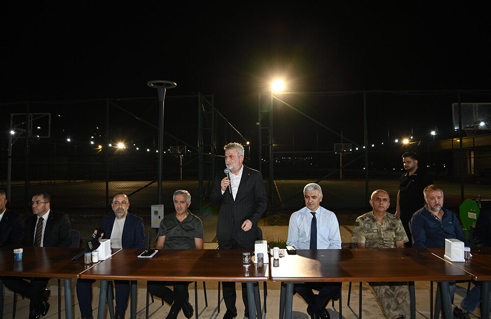 Kahramanmaraş İstiklalspor’un yönetim ve futbolcularını tesislerde ziyaret eden Büyükşehir Belediye