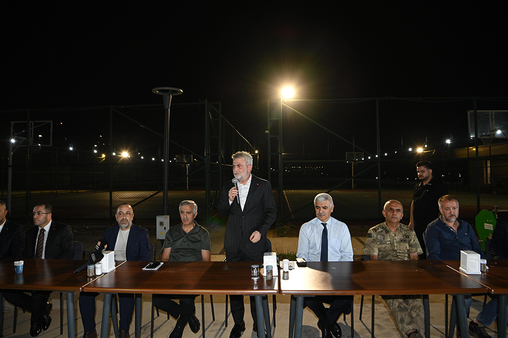 Kahramanmaraş İstiklalspor’un yönetim ve futbolcularını tesislerde ziyaret eden Büyükşehir Belediye