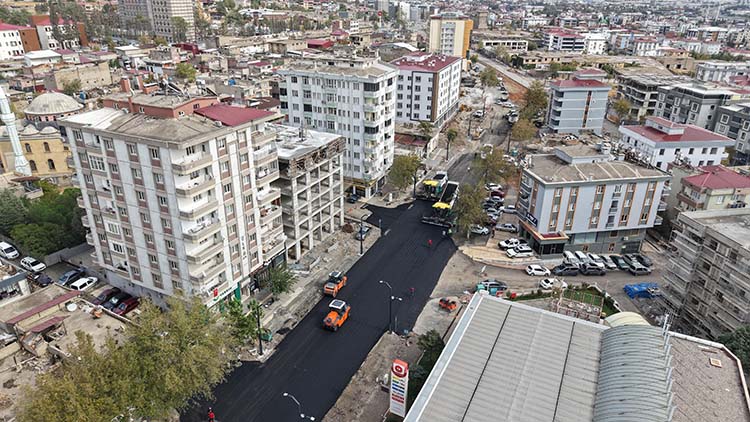 Büyükşehir Belediyesi, Trabzon Bulvarı’nda üstyapı dönüşümünü etaplar halinde sürdürüyor.